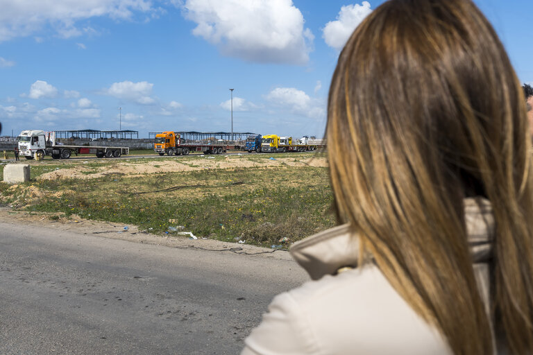 Fotografia 4: Official visit by Roberta METSOLA, EP President to Israel and occupied Palestinian territories - Crossing into Gaza and Visit to the Border-Crossing Point & to Humanitarian Operations at Kerem Shalom Border