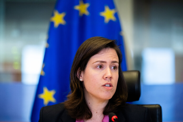 Fotografi 18: ECON ENVI - Exchange of views with Maria Luís Albuquerque, Commissioner for Financial Services and the Savings and Investments Union, on the draft Commission Delegated Regulation