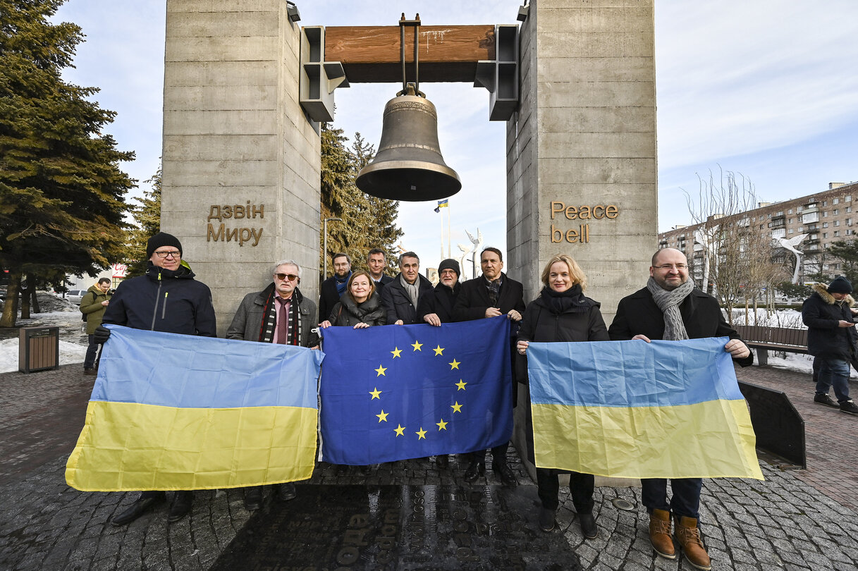 EP AFET-SEDE delegation to Ukraine - Members of the European Parliament delegation during a visit to the Peace bell monument in Mariupol
